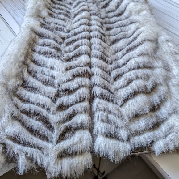 Daytrip Open Front Faux Fur Vest In Gray Black and White Size XS - Picture 11 of 15